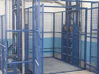 платформа вантажного підйомника з дверцятами і сіточною огорожею типового для вантажних підйомників